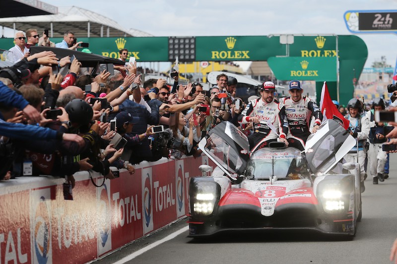 Fernando Alonso świętuje zwycięstwo w Le Mans 24h z Toyota Gazoo Racing 