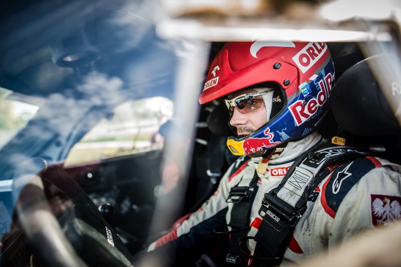Kuba Przygonski Dakar fot MCH_Photo Kuba Przygoński w samochodzie rajdowym
