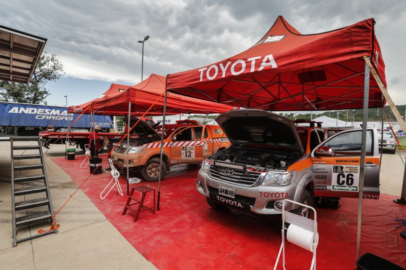 Toyoty w alei serwisowej w czasie Rajdu Dakar