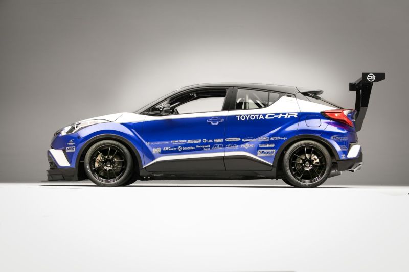 Toyota C-HR R-TUNED SEMA widziana z boku