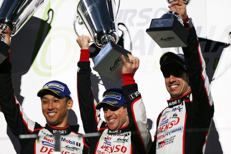 Nakajima Buemi Davidson WEC Szanghaj Toyota gazoo racing Nakajima Buemi Davidson wznoszą puchar w czasie rundy WEC w Szanghaju