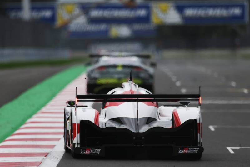 Toyota TS050 widziana z tyłu