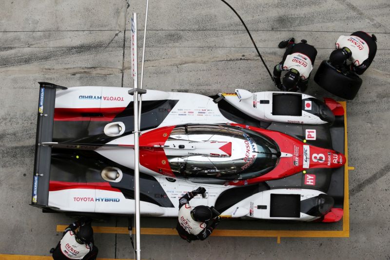 Toyota TS050 w alei serwisowej w trakcie wyścigu w Szanghaju