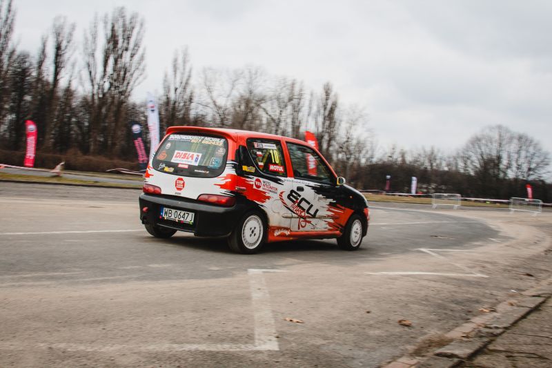 Fiat Seicento w czasie amatorskiego rajdu Królewski Winter Cup