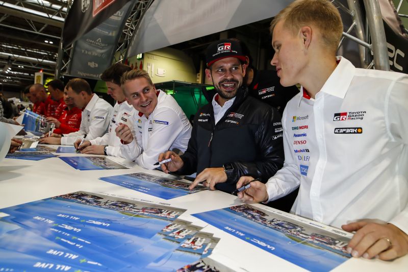 Ott Tanak zespol Toyota Gazoo Racing Ott Tanak i inni członkowi zespołu Toyota Gazoo Racing