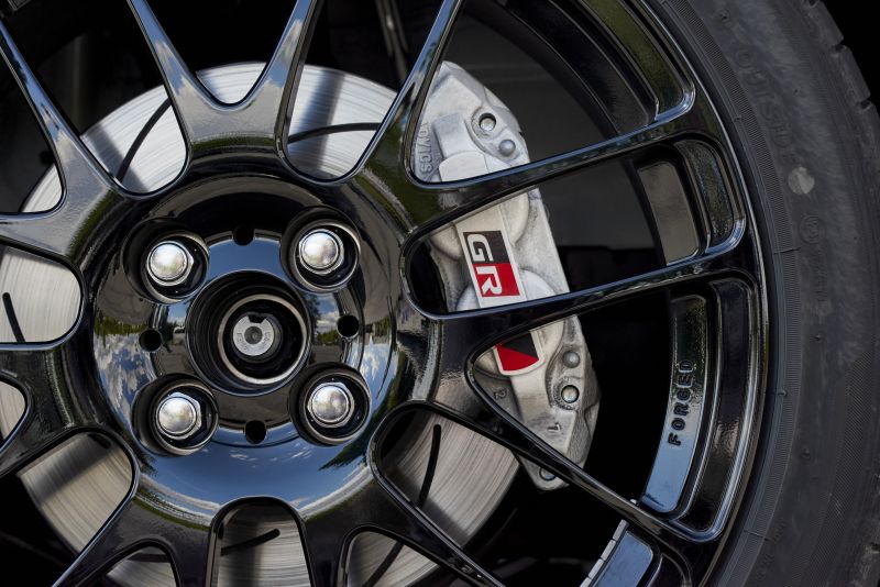 Toyota Yaris GRMN hamulce W Toyocie Yaris GRMN zastosowano hamulce wielorowkowymi tarczami i felgi BBS z lekkich stopów