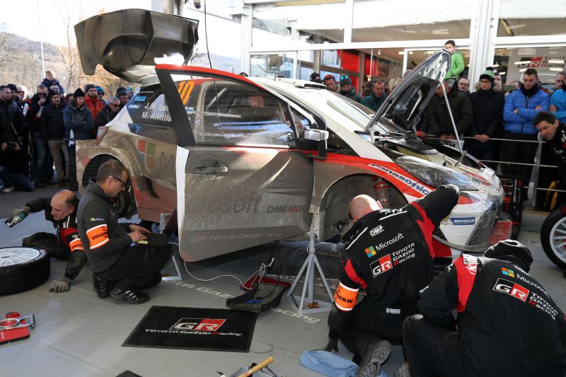 Toyota Yaris WRC Monte Carlo 2017 Toyota Yaris WRC w serwisie w czasie Rajdu Monte Carlo 2017