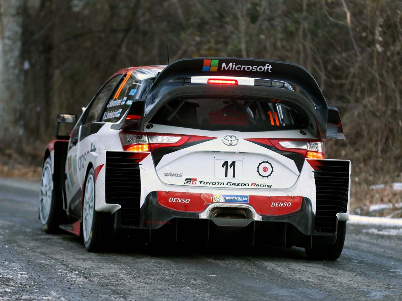Yaris WRC spojler Rajdowego Yaris wyróżnia wielkie tylne skrzydło