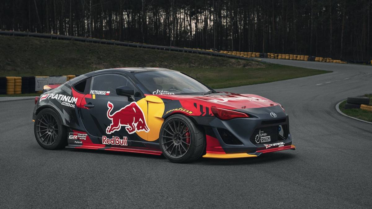 Diabeł wyskoczył z… przyczepy. Kuba Przygoński pokazał nową odsłonę swojej Toyoty GT86 do driftu