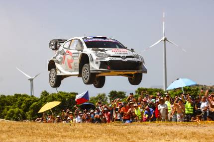 TOYOTA GAZOO Racing i Sébastien Ogier odnoszą spektakularny triumf na Sardynii
