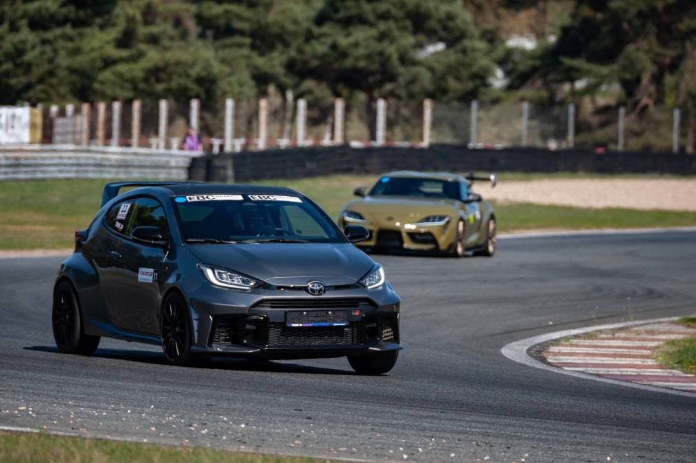 TOYOTA GR CUP 2026 nabiera tempa. Rywalizacja na Torze Kielce i Torze Modlin