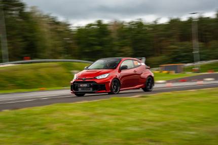 TOYOTA GR CUP 2026: GR Yarisy najszybsze na Torze Modlin. Kolejne awanse do zdobycia na Torze Poznań