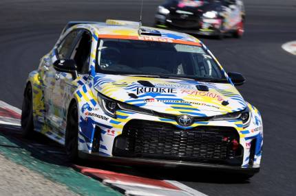 Wodorowa Toyota GR Corolla H2 Concept na torze podczas jubileuszowego weekendu Le Mans 24h