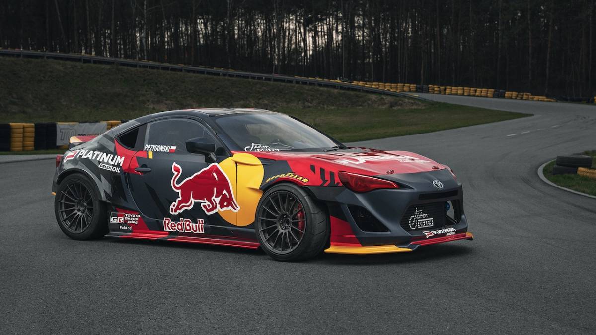 Diabeł wyskoczył z… przyczepy. Kuba Przygoński pokazał nową odsłonę swojej Toyoty GT86 do driftu