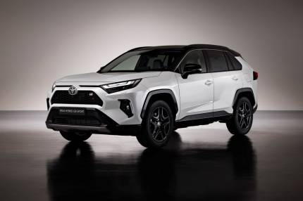 Toyota RAV4 w nowej wersji GR SPORT. Dynamiczna stylistyka i modyfikacje zawieszenia