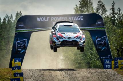 Tanak ucieka rywalom w WRC