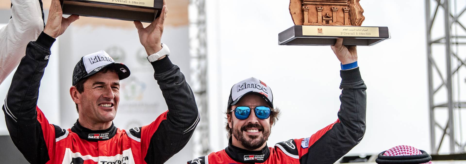 Fernando Alonso na podium w Toyocie Hilux