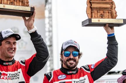 Fernando Alonso na podium w Toyocie Hilux