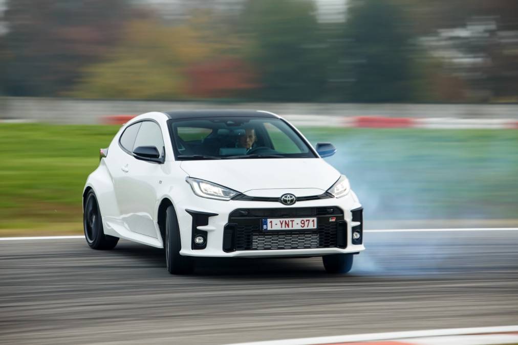 GR Yaris samochodem roku w Wielkiej Brytanii. Nagrody również dla kabrioletu Lexusa i… szefa Toyoty